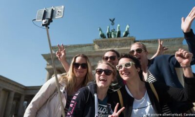 Tourists in front of the Brandenburg Gate (picture-alliance/dpa/J. Carstensen)