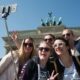 Tourists in front of the Brandenburg Gate (picture-alliance/dpa/J. Carstensen)