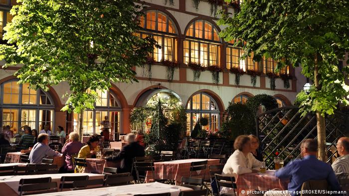 Germany | Regensburg: Restaurant Bischofshof (picture-alliance/imageBROKER/Siepmann)
