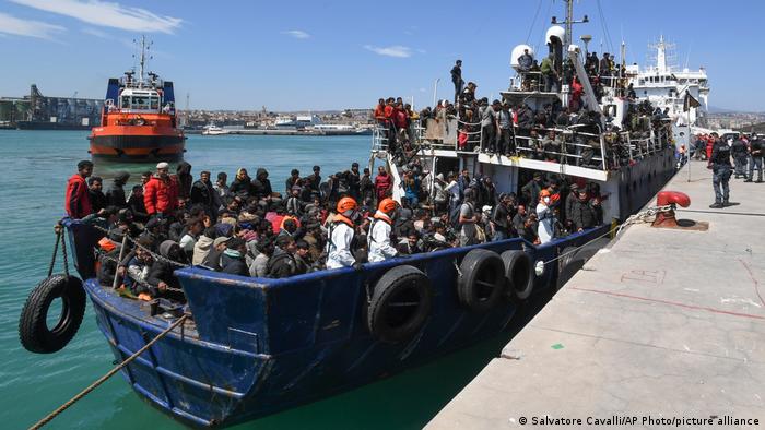 A ship brings hundreds of migrants to the port of Catania (stock image)